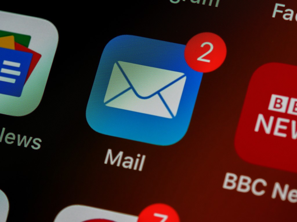 mail notification on mobile device with 2 messages HTML